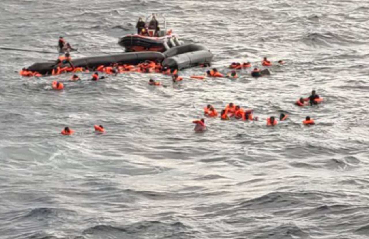 Gommone migranti affonda