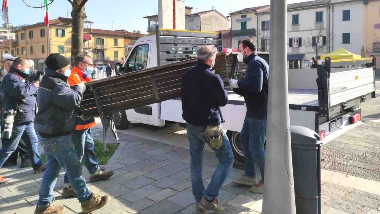 Covid aumento casi sindaci panchine parchi