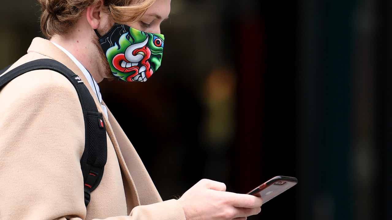 Covid contagio superfici cellulari maniglie
