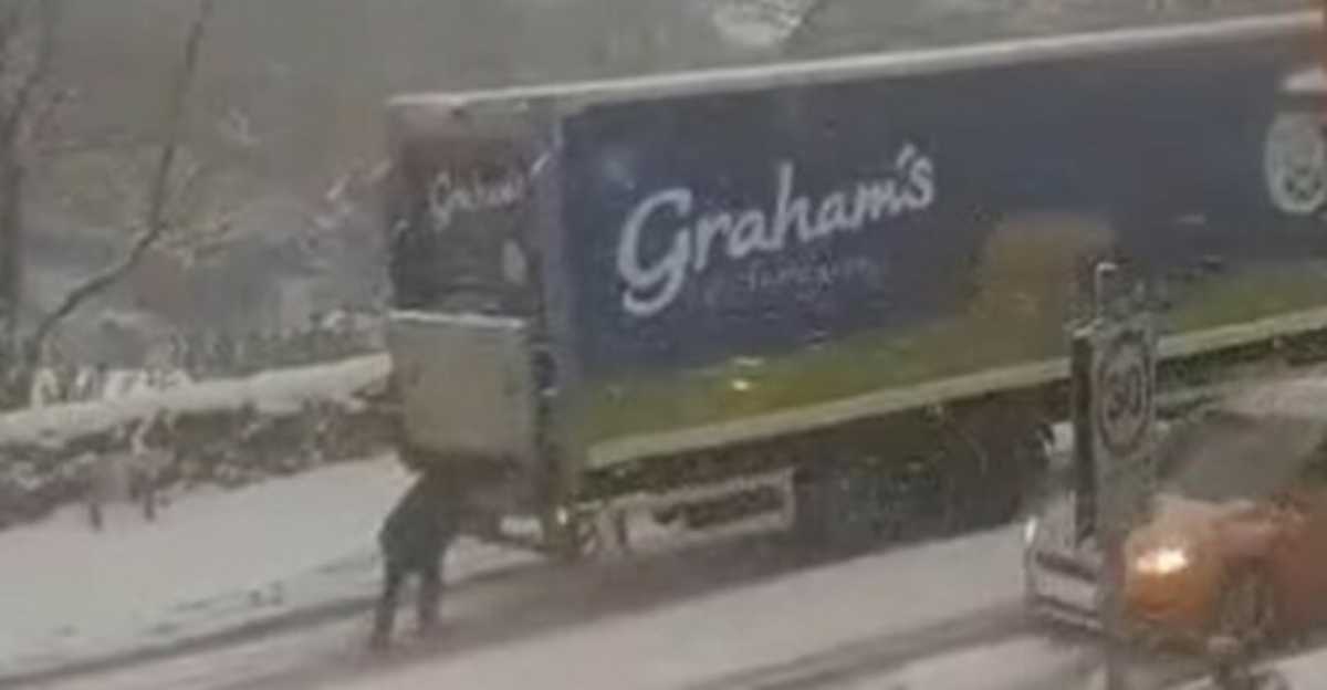 Spinge da sola un camion rimasto bloccato nella neve: superdonna riceve una ricompensa speciale