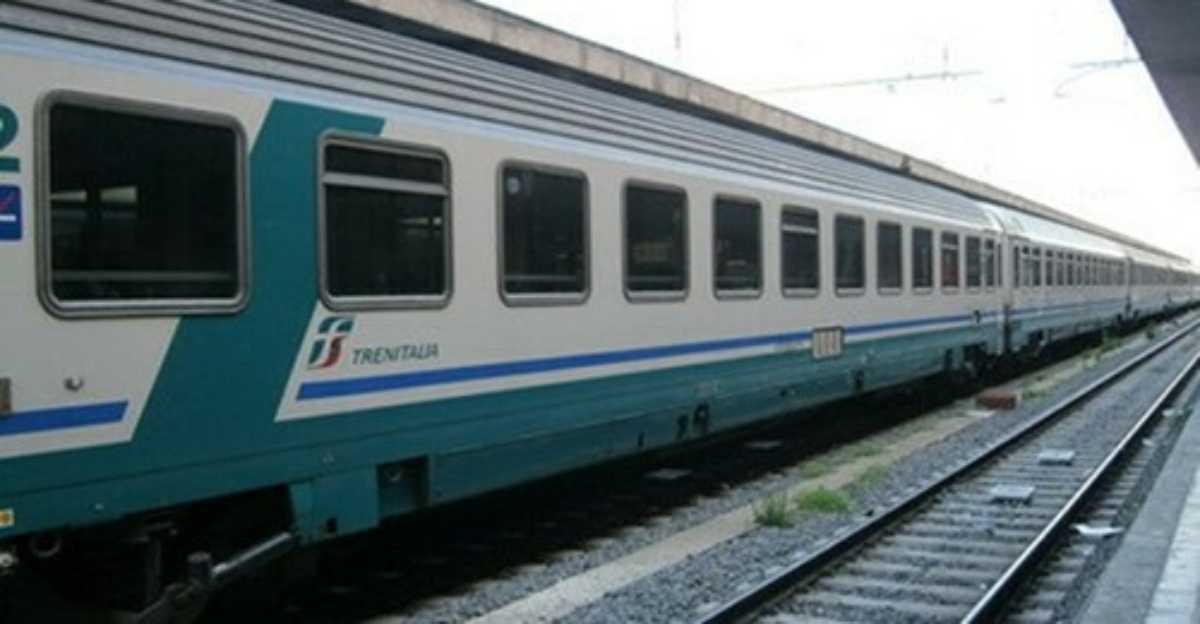 Starnutisce due volte: ragazza insultata e fatta scendere dal treno