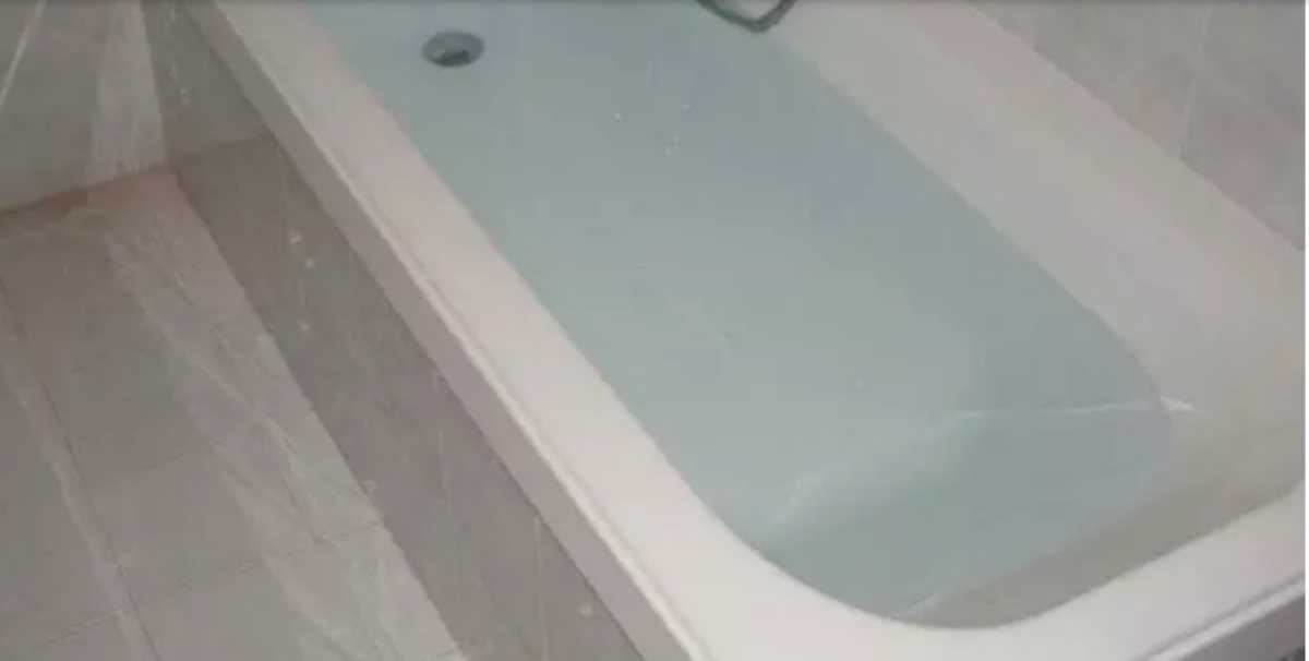 La matrigna lo immerge nella vasca d'acqua bollente per punizione: morto un bambino di 2 anni