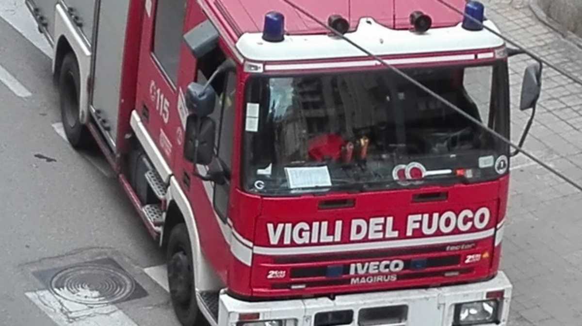 Napoli, incendio in un appartamento al quinto piano: morti due anziani coniugi, gravemente ferito il loro figlio