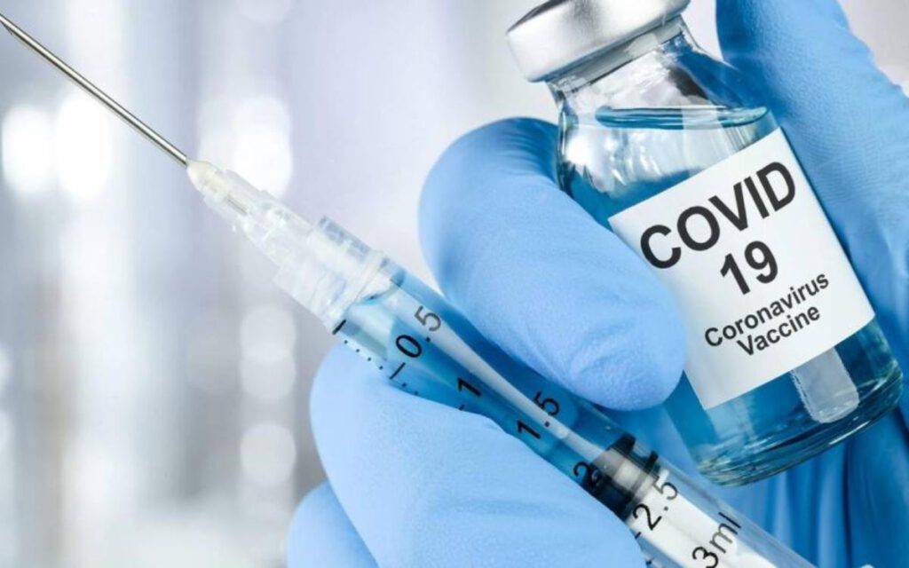 Vaccino Covid: richiamo effetti collaterali pesanti, "febbre, nausea e brividi"