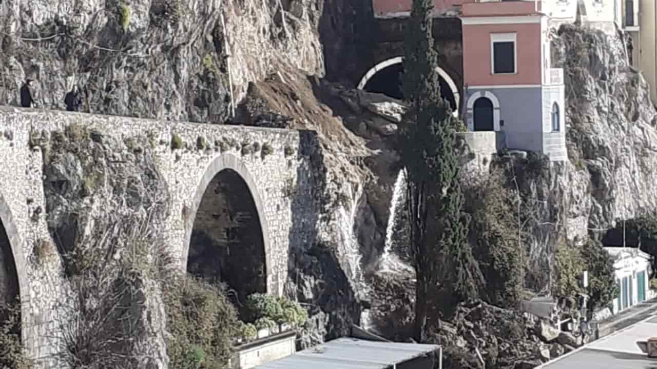 frana ad amalfi
