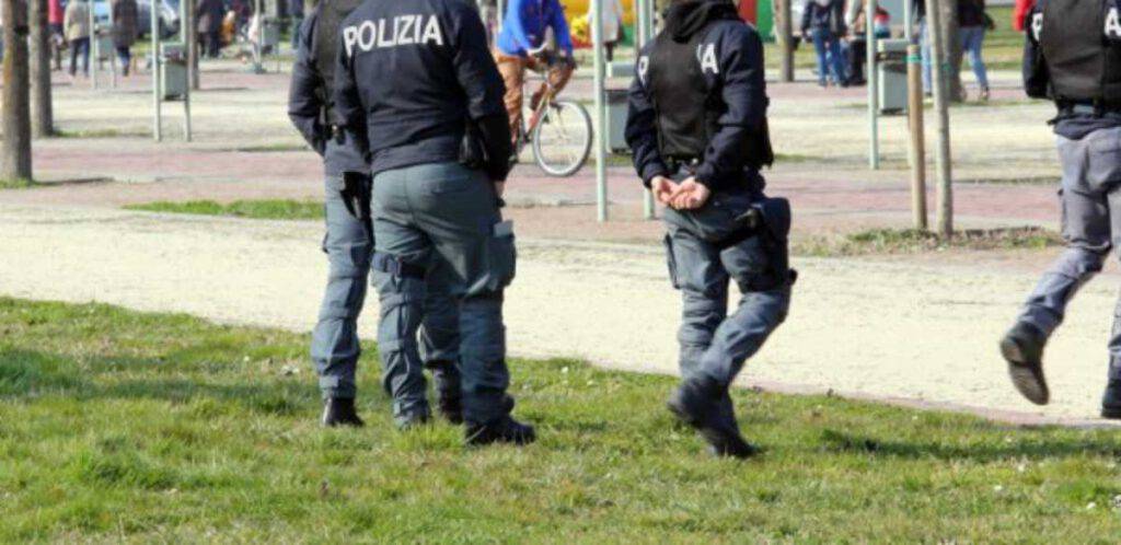 Milano, atti osceni davanti ai bambini, da anni. Ma nessuno può fargli nulla