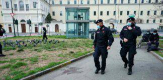 Torino, ragazza di 20 anni accoltellata in strada: è in condizioni gravissime