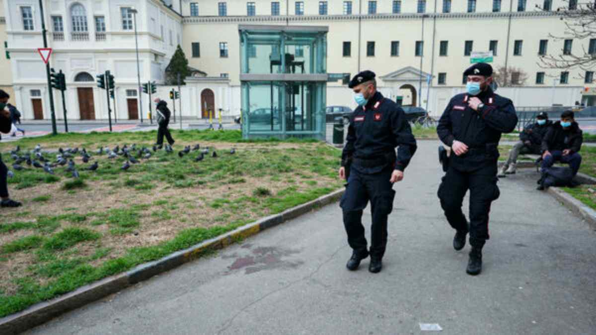 Torino, ragazza di 20 anni accoltellata in strada: è in condizioni gravissime