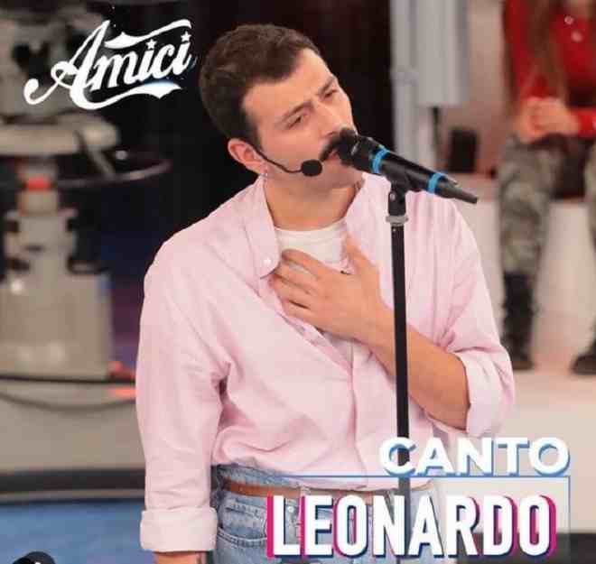 Amici, Leonardo fa coming out "Ho il dovere di dirlo..."