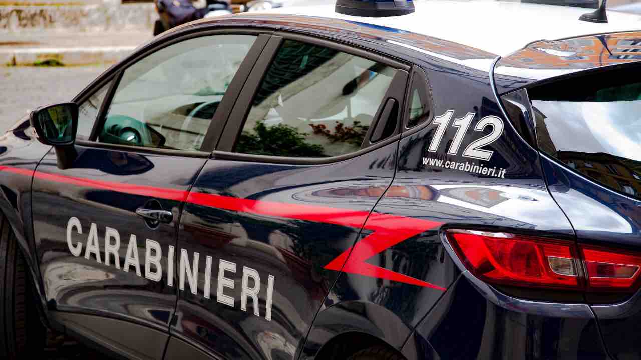 Affittavano il loro appartamento a 4 prostitute: indagati madre e figlio