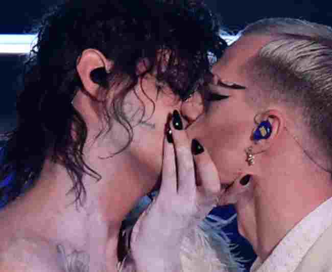 Achille Lauro vestito da sposa, il bacio ed il duetto con Fiorello: Shock a Sanremo