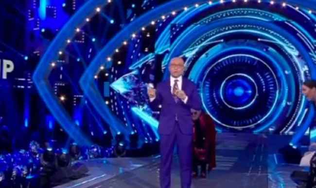 GFVip: Alfonso Signorini incontra la "Gina" e abbandona lo studio terrorizzato