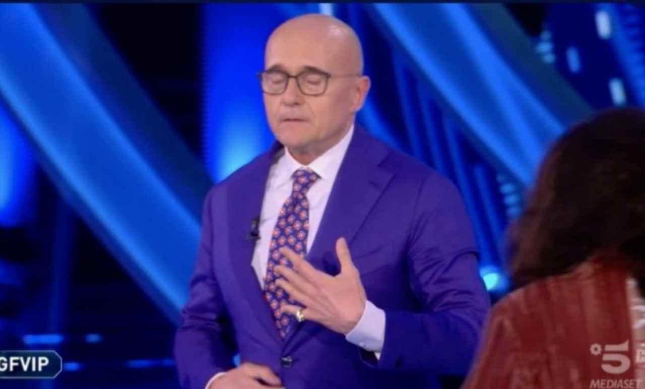 GFVip: Alfonso Signorini incontra la "Gina" e abbandona lo studio terrorizzato