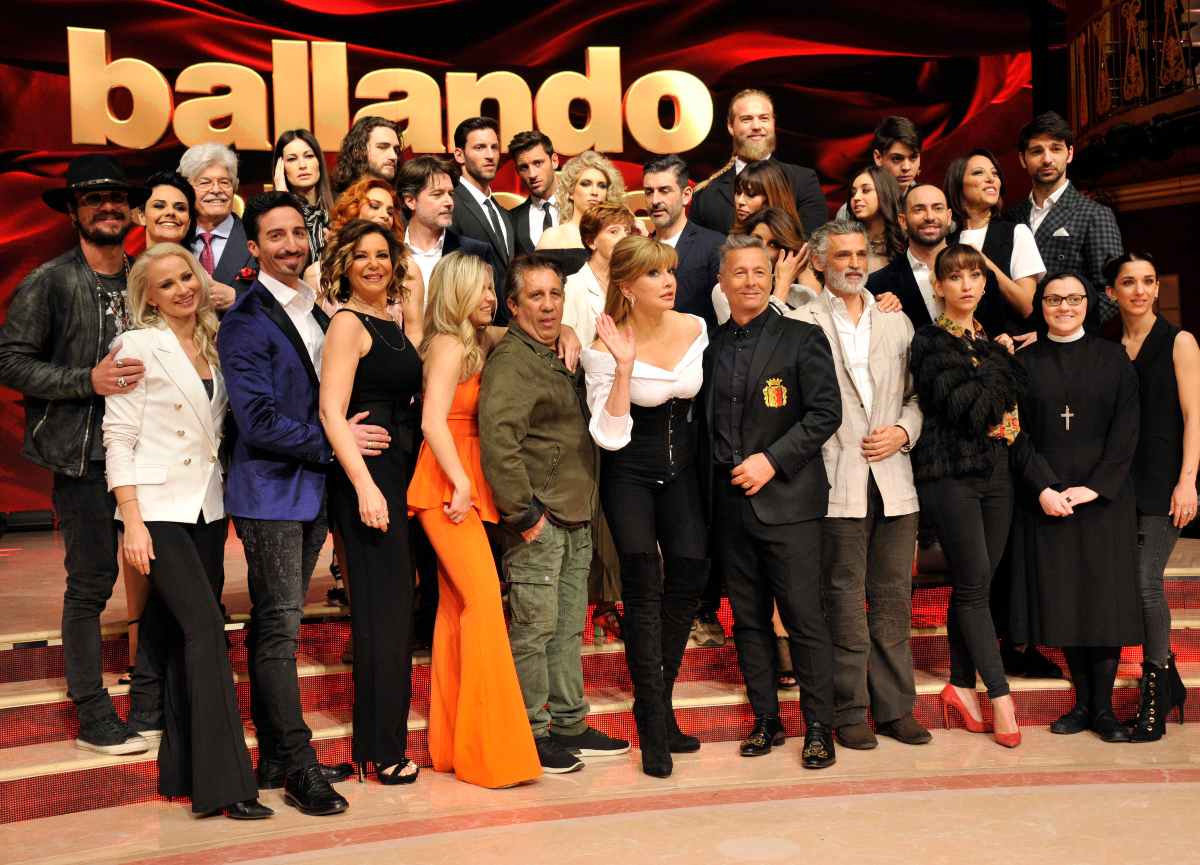 Ballando con le stelle: il noto ballerino abbandona? Ecco la verità