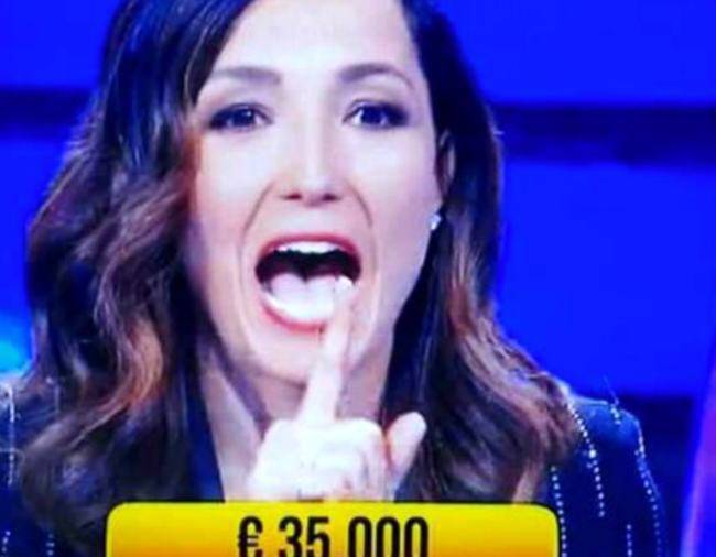 I soliti Ignoti: Caterina Balivo subisce uno scherzo durante il programma