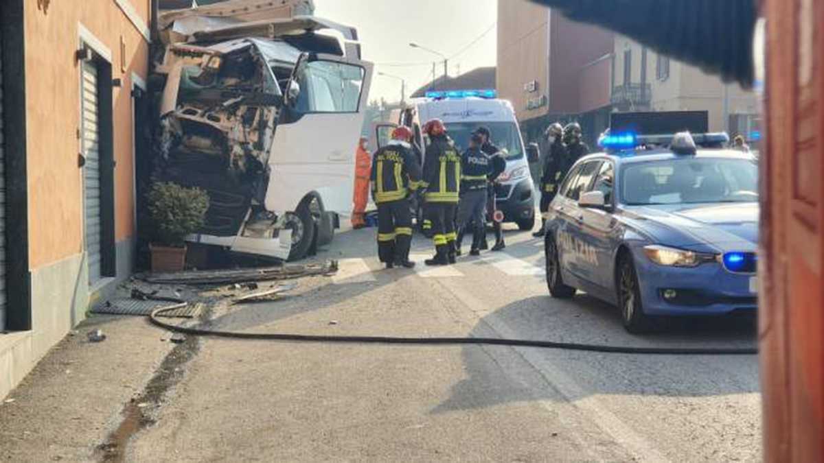 "Si rompe lo sterzo": camion si sfracella contro l'ingresso di un negozio