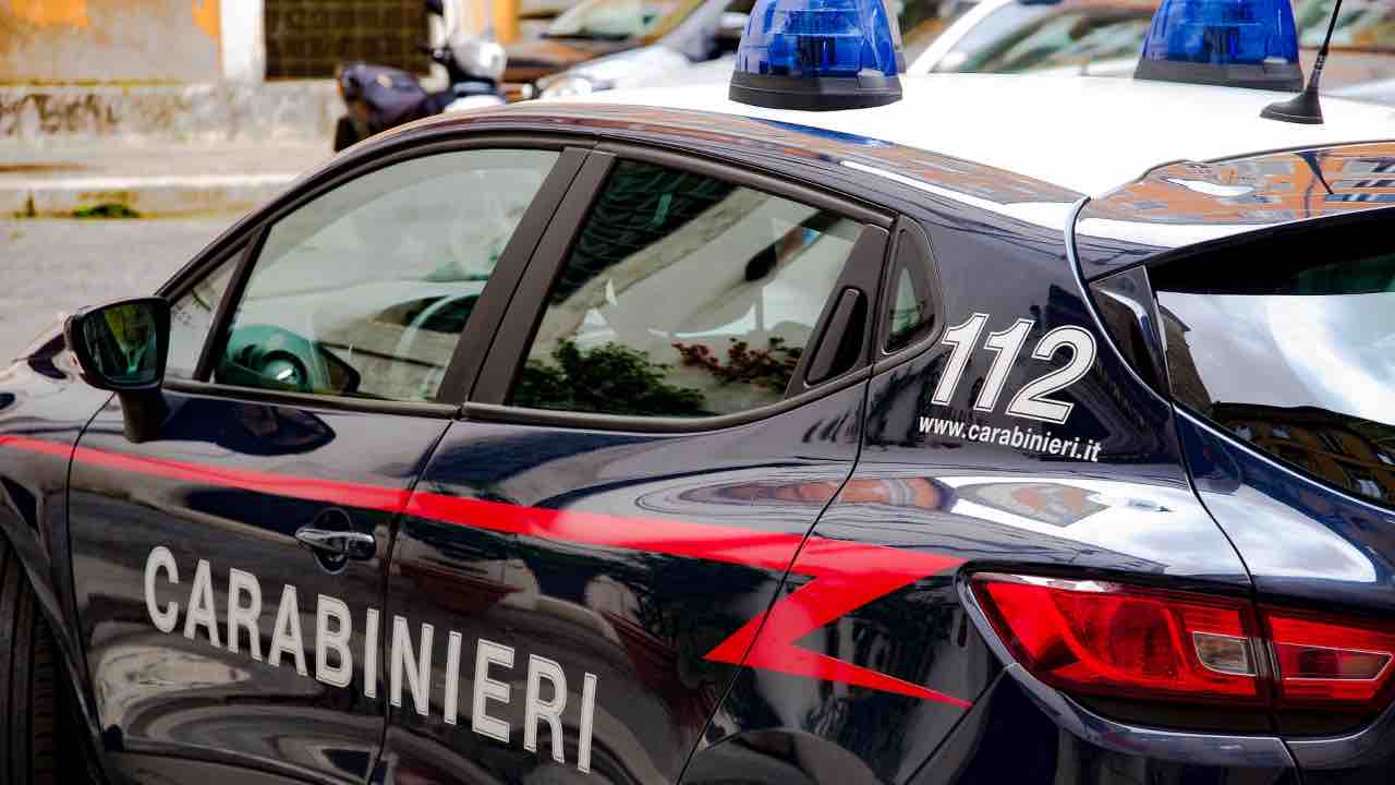 Salerno, mamma interrompe la lezione in DAD della figlia: la maestra allerta i carabinieri 
