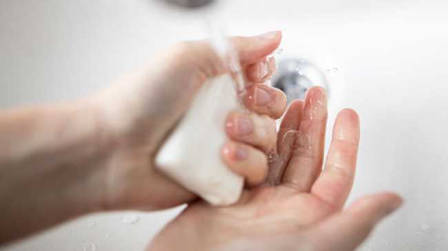 Mani: come salvare la pelle dal gel igienizzante che utilizziamo spesso