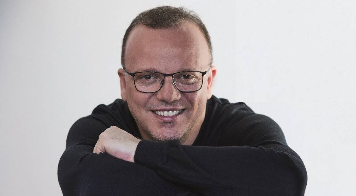 Gigi D'Alessio va a convivere con la nuova fidanzata Denise? Le voci del web