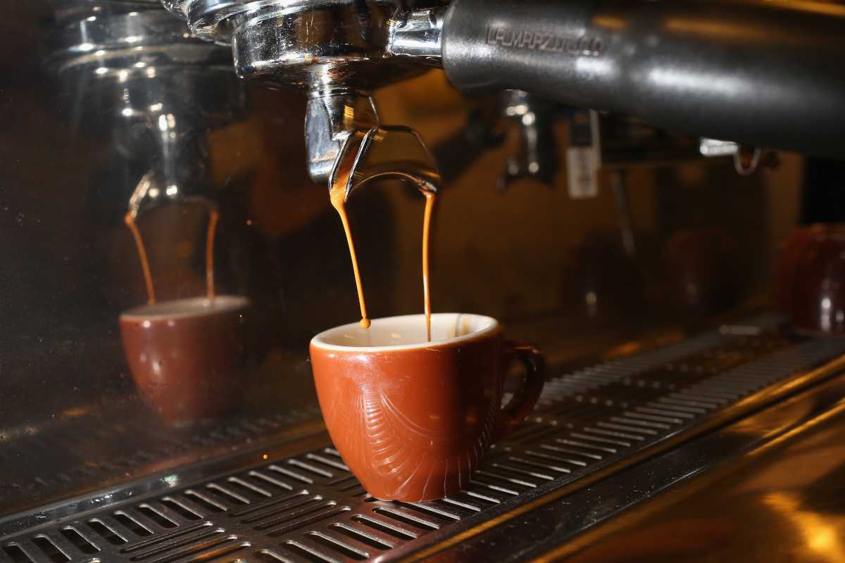Genova, barista serve il caffè in una tazzina di ceramica: multa di 400 euro