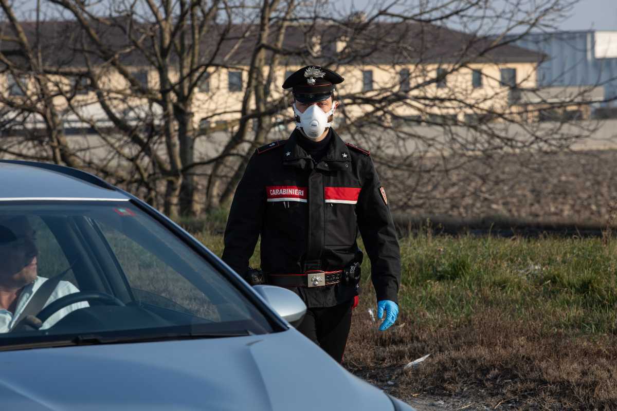 Milano, 13enne chiama il 112 e così salva la madre