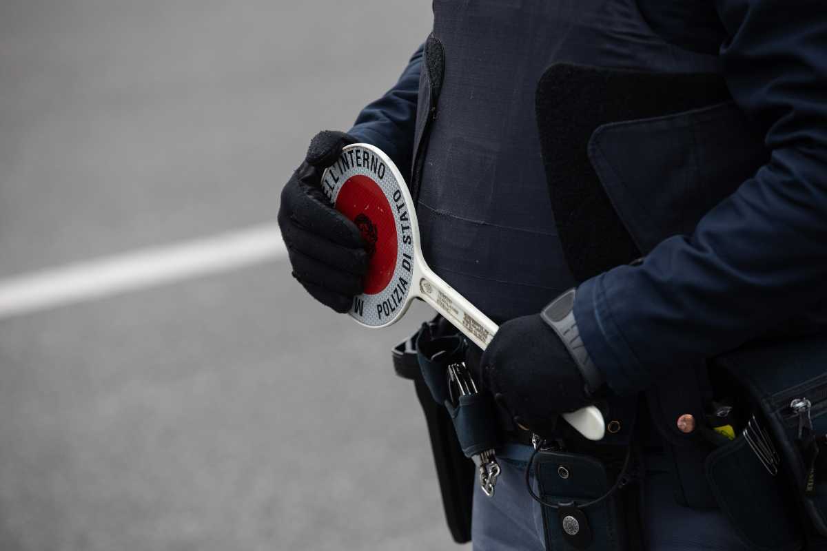 Fano, tossisce, senza mascherina, sui clienti di un supermercato: arrestato un nigeriano 