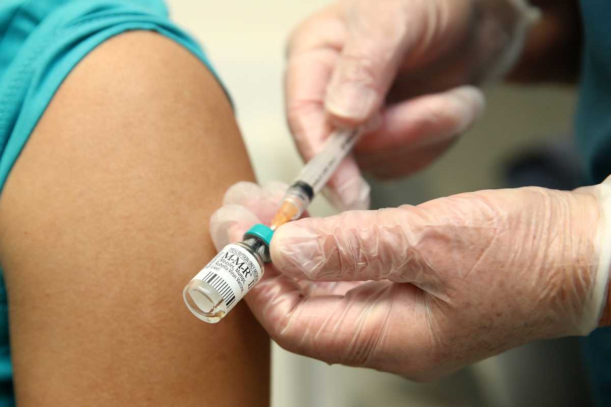 Vaccino AstraZeneca, nuove ombre sulla sua sicurezza dagli Stati Uniti. "Dati obsoleti"