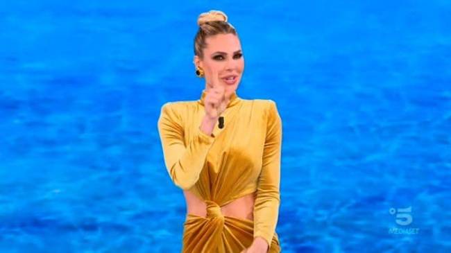 Isola dei famosi: Ilary Blasi commette un errore ed anticipa tutto ai naufraghi!