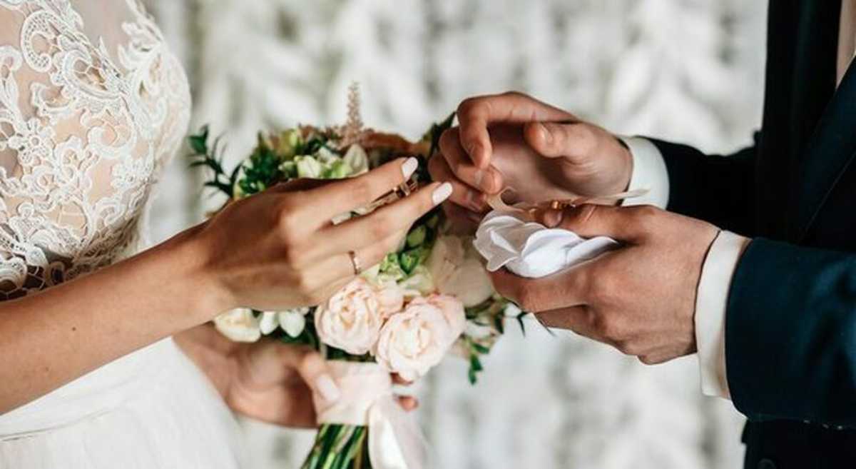 Assembramento la banchetto nuziale, irrompe la polizia: la sposa scappa