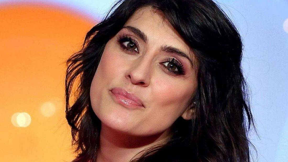 Elisa Isoardi: la maglietta le scivola, mostrando il suo lato "Wild"