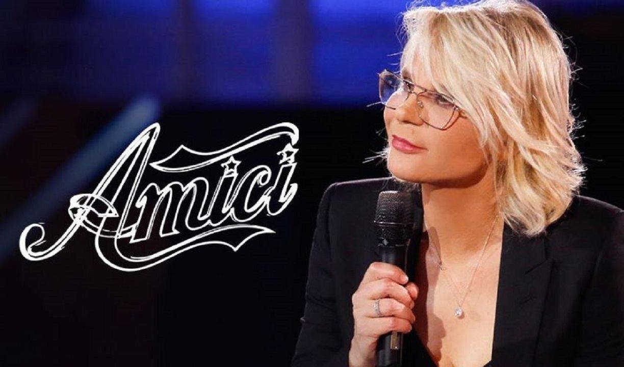 Maria De Filippi, in difficoltà, deve fare il nome dell'eleminato della seconda puntata di Amici