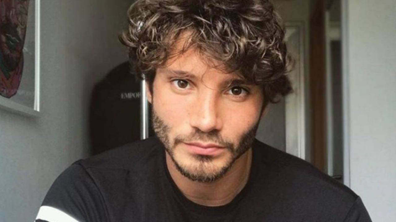 Stefano De Martino pubblica una foto su Instagram "Sei uguale a lui"