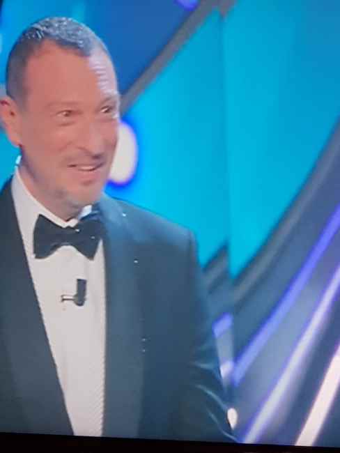 Fiorello entra in scena ed il look che lascia il segno: tutti notano il dettaglio