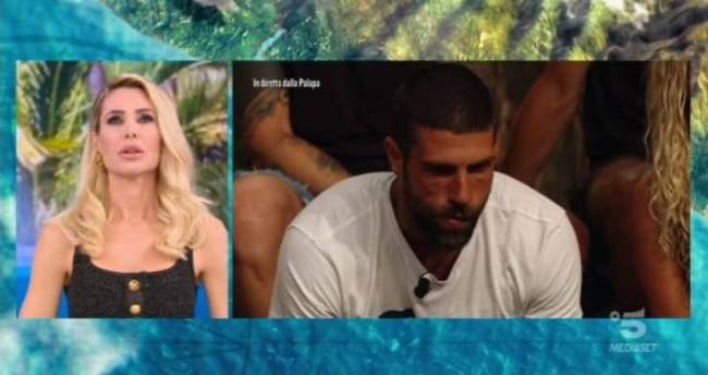 Isola dei famosi: scontro tra Gilles Rocca e Daniela Martani che scoppia in lacrime