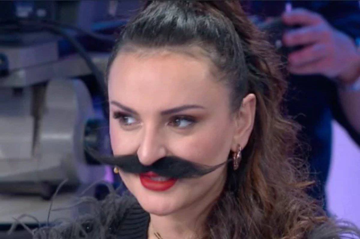 Arisa: svelato il motivo dei baffi che indossava al serale di Amici