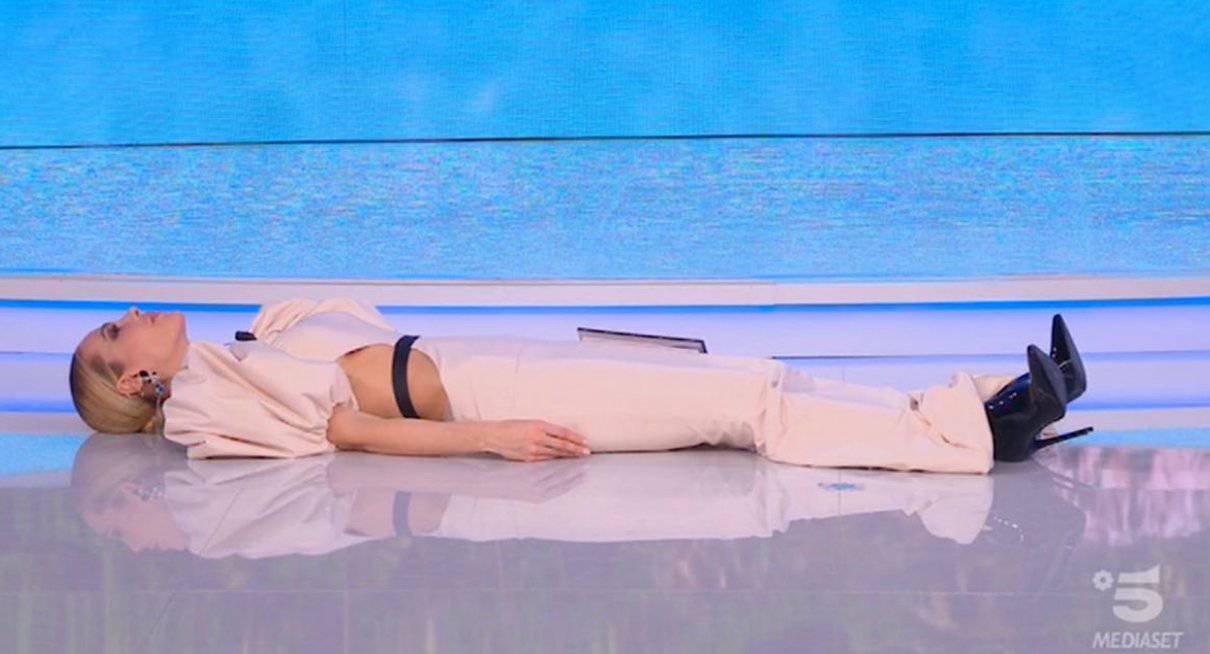 Ilary Blasi si "sente male in diretta e sviene?" Ecco cosa è successo