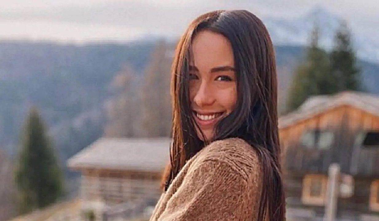 Aurora Ramazzotti pubblica tra le storie di IG la dedica scritta dai suoi genitori, Michelle ed Eros