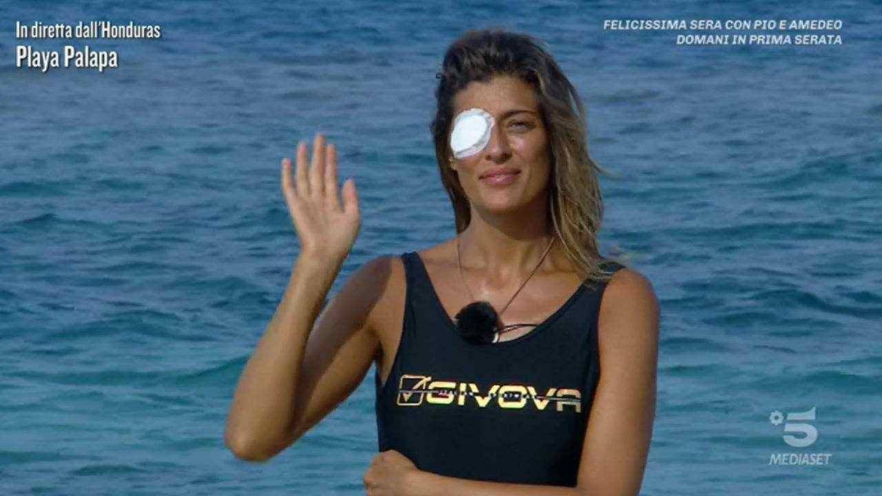 Elisa Isoardi: il vero motivo dell'abbandono dell'Isola non è per il problema all'occhio?