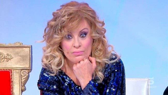U&D: Tina non è in studio Maria chiede "Sei agli arresti domiciliari?"