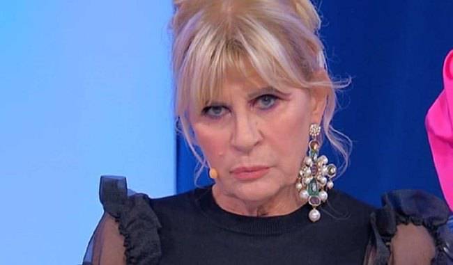 U&D: Tina non è in studio Maria chiede "Sei agli arresti domiciliari?"
