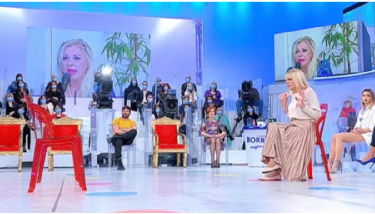 U&D: Tina non è in studio Maria chiede "Sei agli arresti domiciliari?"