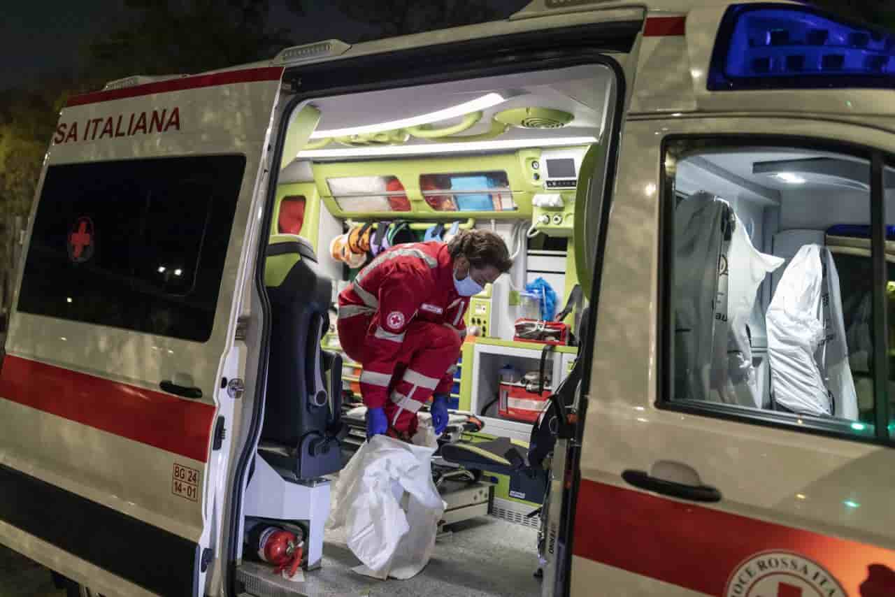 matrimonio bambino muore piscina