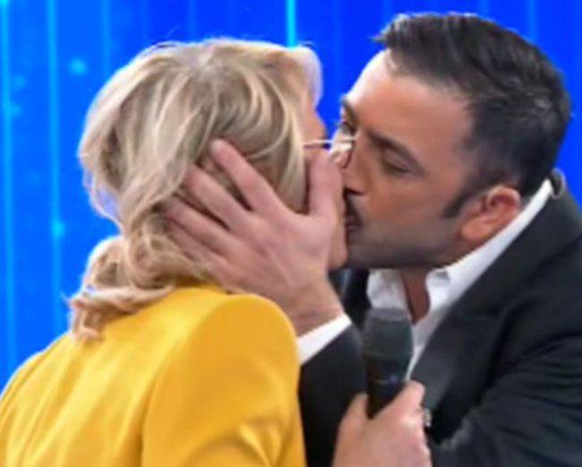 Amici 2021: Maria de Filippi si bacia con tutti e due gli ospiti in diretta!