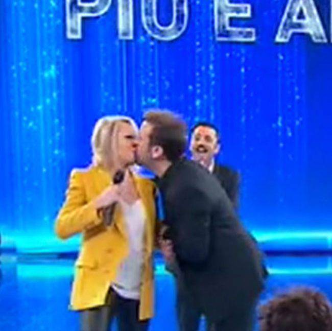 Amici 2021: Maria de Filippi si bacia con tutti e due gli ospiti in diretta!