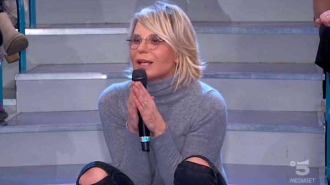 Uomini e Donne: Maria De Filippi contro Armando ed il dettaglio su Roberta