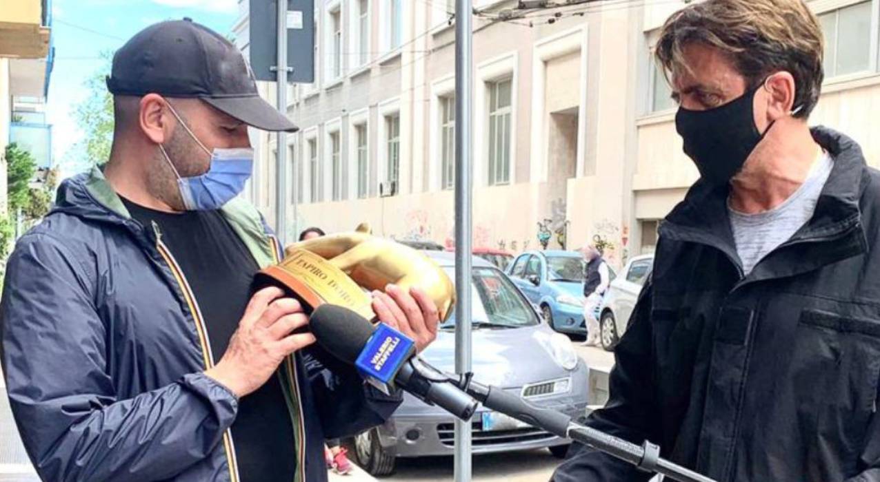 Checco Zalone vince il David Di Donatello: Striscia gli consegna il tapiro, come mai?