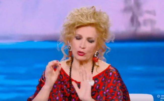 Iva Zanicchi "contro" l'Isola?: "Dormo anche ad occhi aperti"