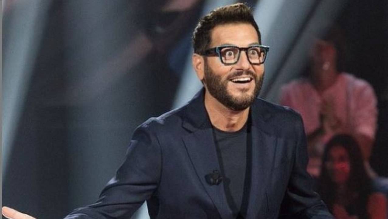 Enrico Papi fa una rivelazione privata "E' come un figlio"