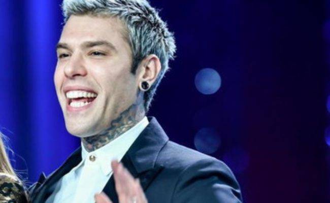 Aka7even chiede a Fedez di collaborare: ecco l'incredibile risposta