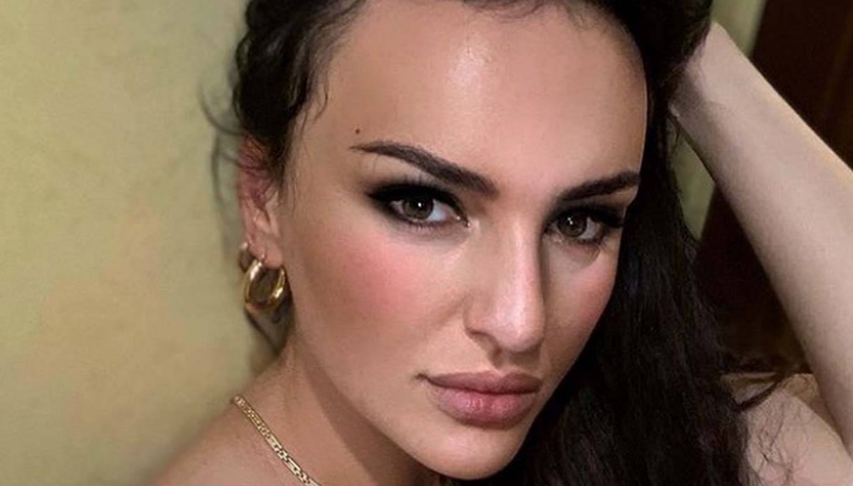 Arisa stupisce tutti: il costume bianco non lascia scampo-FOTO